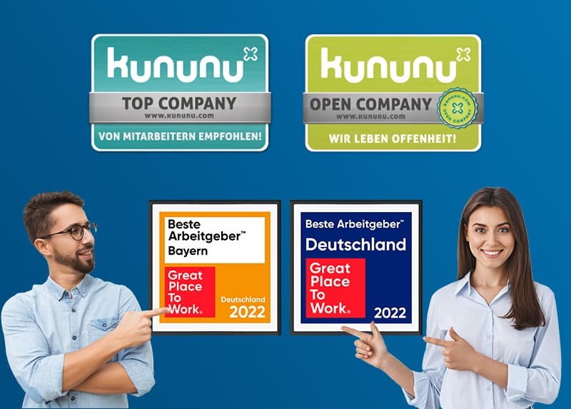 Zwei Personen zeigen auf Kununu- und Great Place to Work-Arbeitgebersiegel 2022 vor blauem Hintergrund
