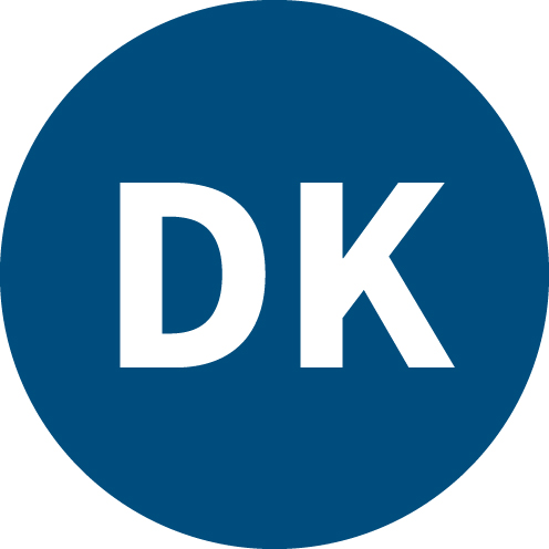 Blauer Kreis mit weißen Großbuchstaben DK als schlichtes Logo